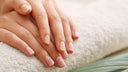 женски ръце с маникюр